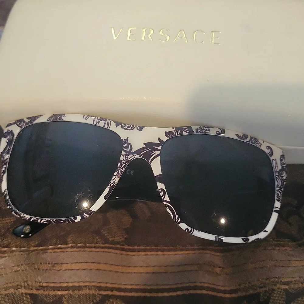Versace New  Limited Edition Black and White Sunglasses with Classic Frame Xo